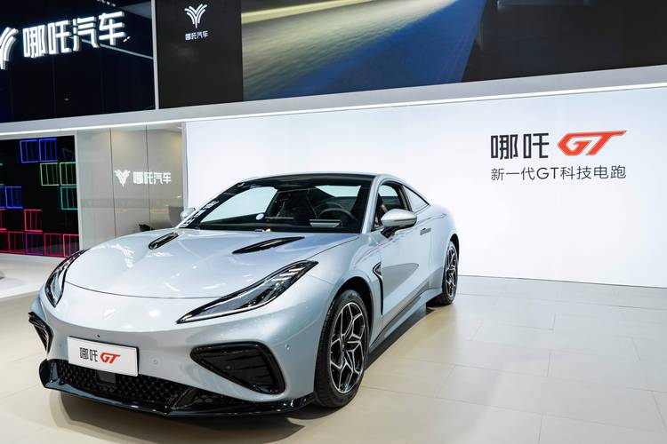 重庆279哪吒汽车在智能汽车领域的表现，领途汽车在新能源汽车市场中的影响力